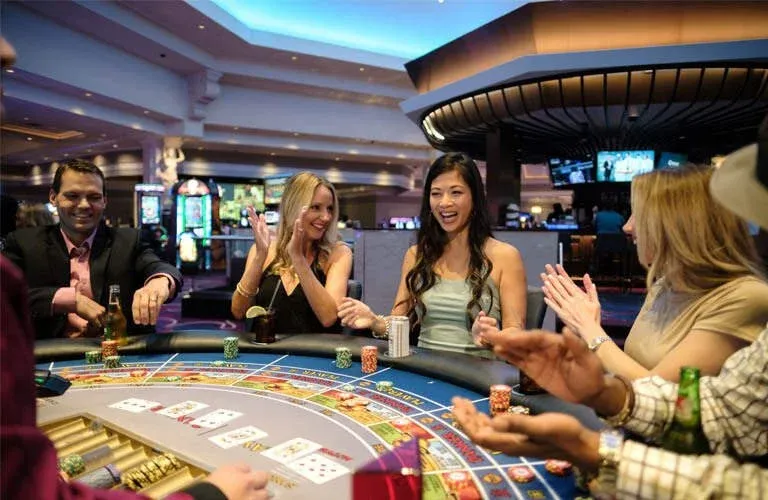 Live-Casino-Atmosphäre mit warmem Licht